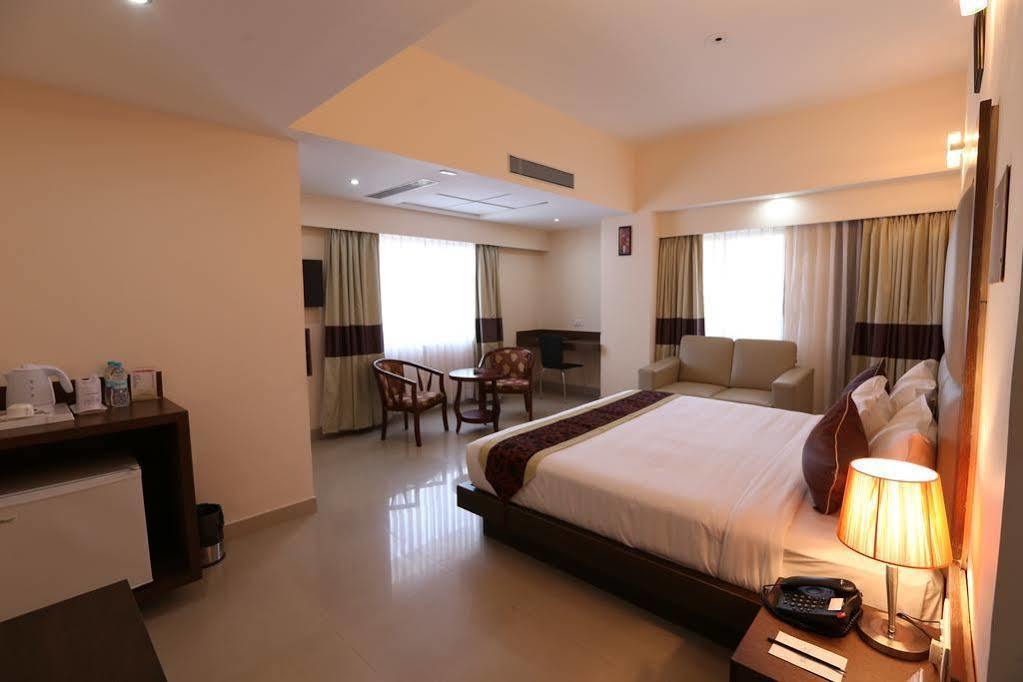 The Contour Hotel Guwahati Esterno foto