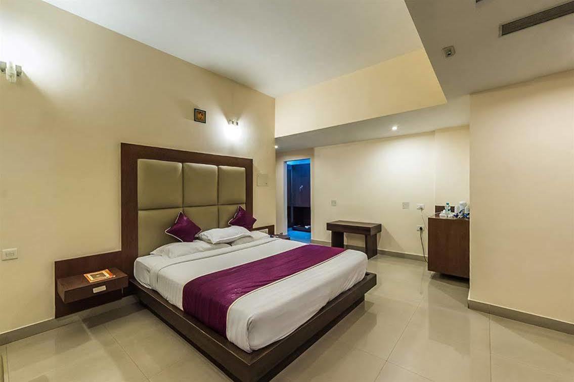The Contour Hotel Guwahati Esterno foto