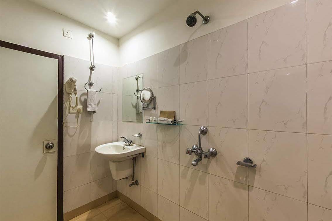 The Contour Hotel Guwahati Esterno foto