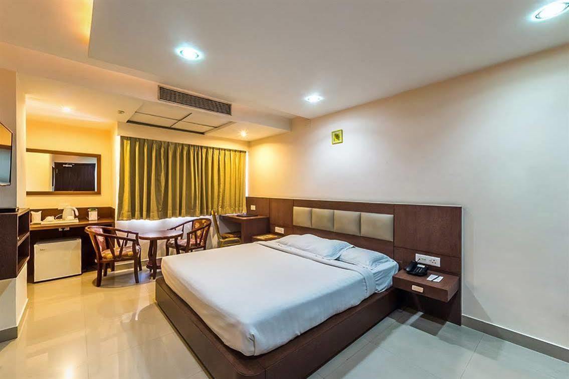 The Contour Hotel Guwahati Esterno foto