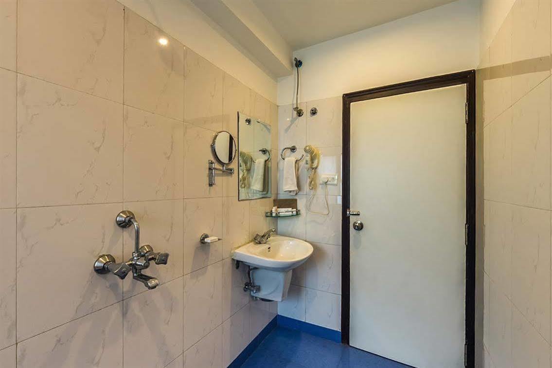 The Contour Hotel Guwahati Esterno foto